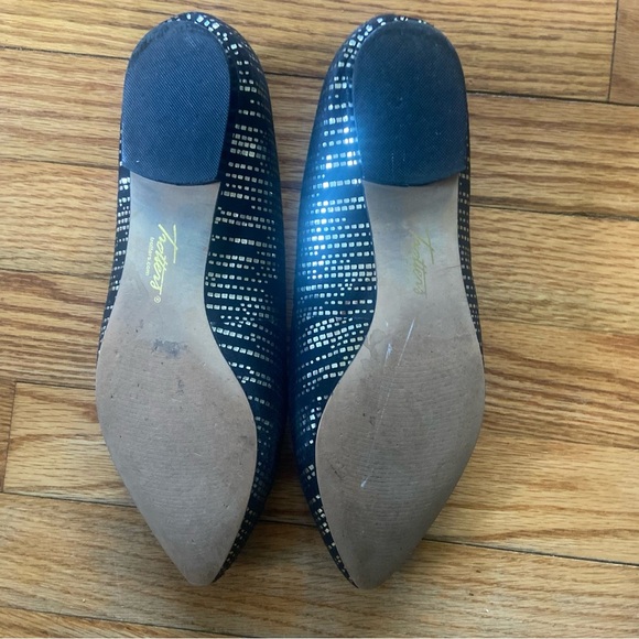 Trotter’s Signature Ballet Flat Black with Gold Accent Size 7.5W. - Picture 6 of 6
